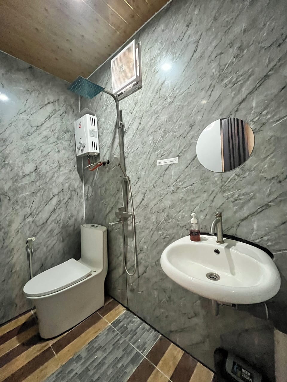 Deluxe Room | Bathroom | Shower, towels, soap, toilet paper