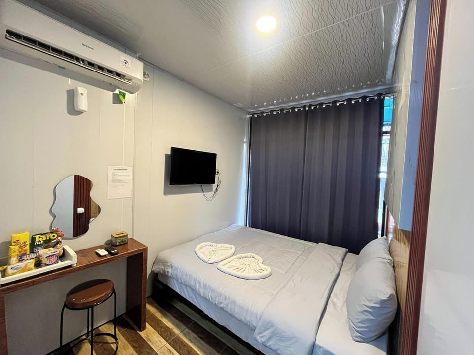 Deluxe Room | Desk, laptop workspace, blackout drapes, soundproofing