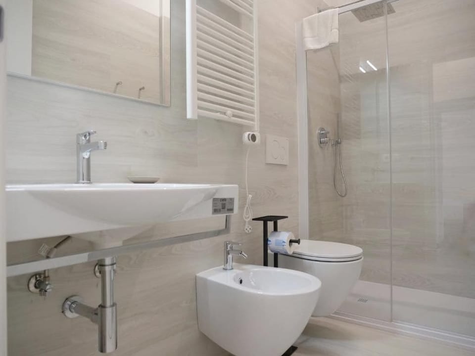 Standard Double Room, 1 Double Bed | Bathroom | Shower, towels, soap, shampoo