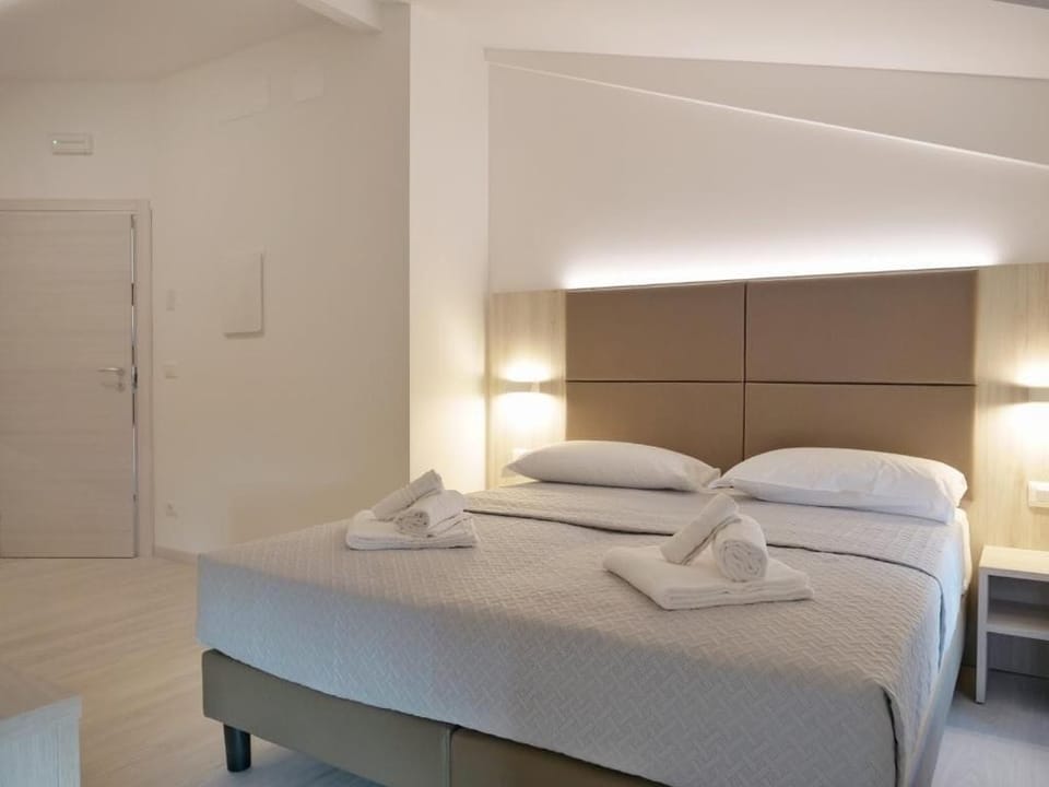 Deluxe Suite, City View | Desk, laptop workspace, free WiFi