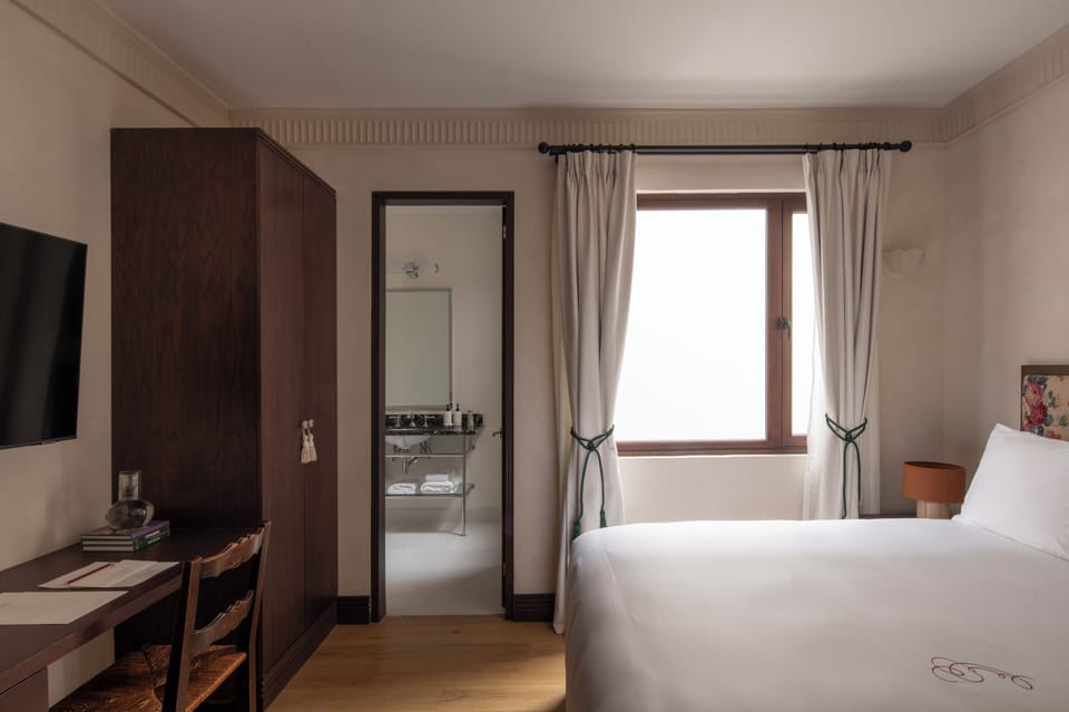 Classic Room, 1 Queen Bed | Premium bedding, memory foam beds, minibar, in-room safe