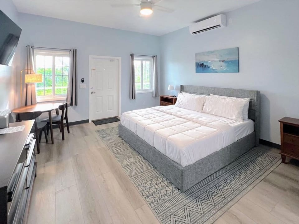 Comfort Room, 1 King Bed | Desk, laptop workspace, soundproofing, iron/ironing board