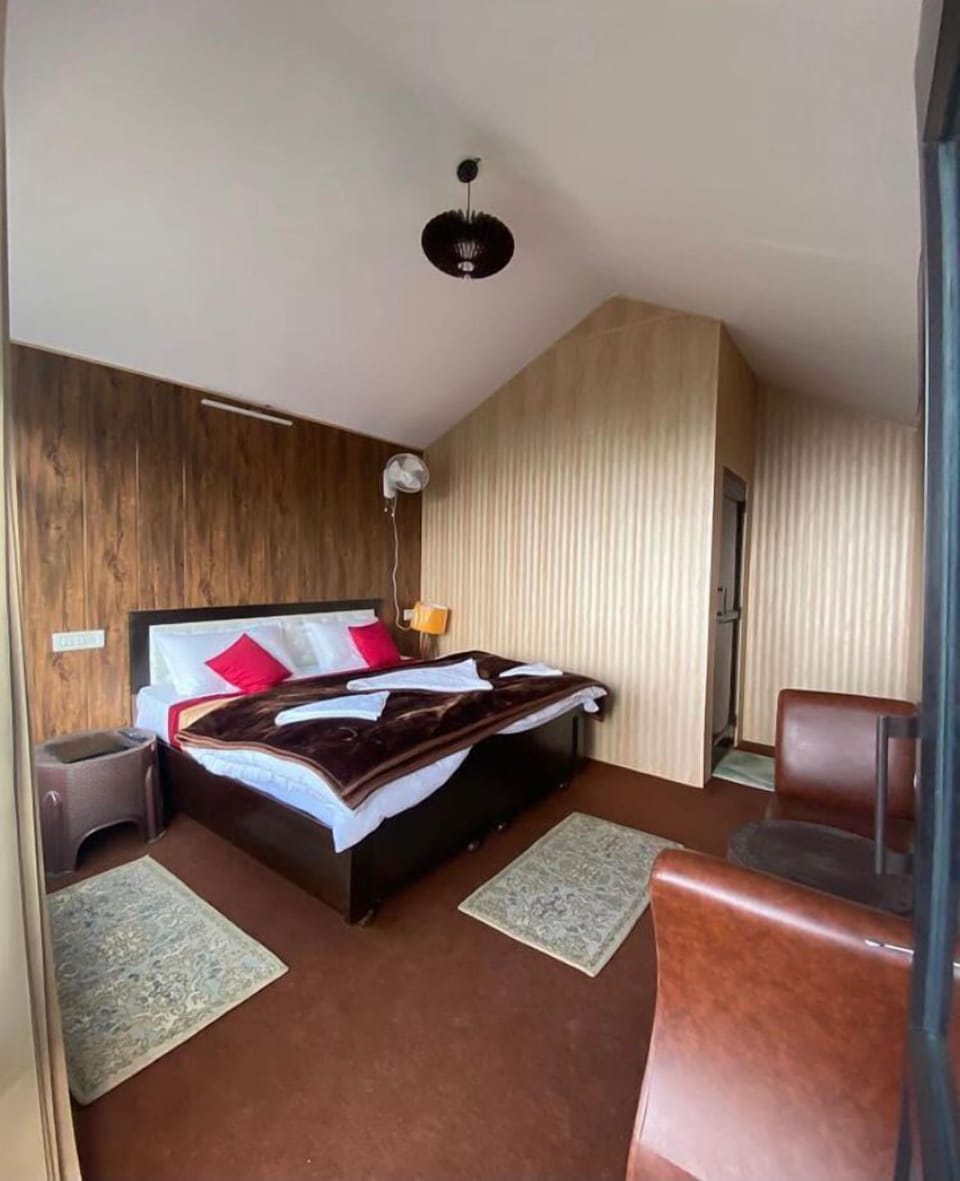 Deluxe Double Room, Mountain View | Desk, laptop workspace, free WiFi