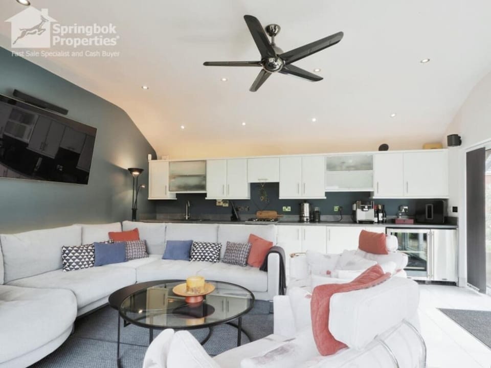 Annexe 4th lounge Wrap around seating for spending time together. Ceiling fan, smart lighting, sonos audio + TV & logburner for comfort.