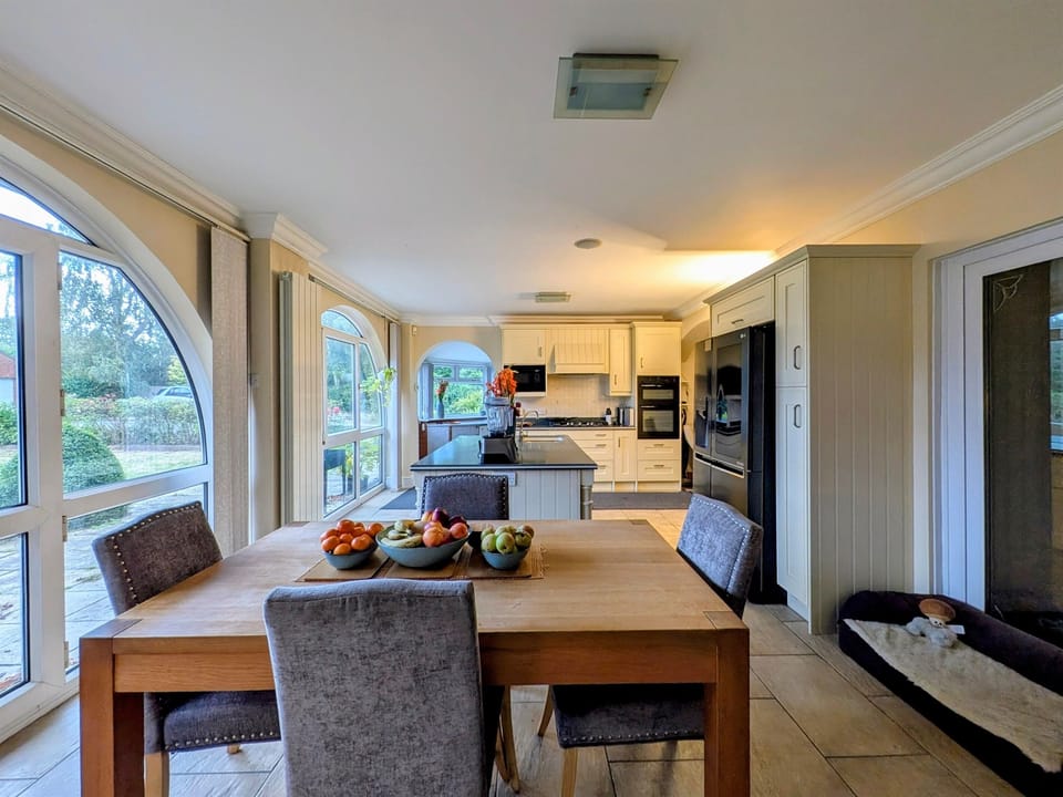 Well equipped kitchen. Large fridge freezer ice dispenser.