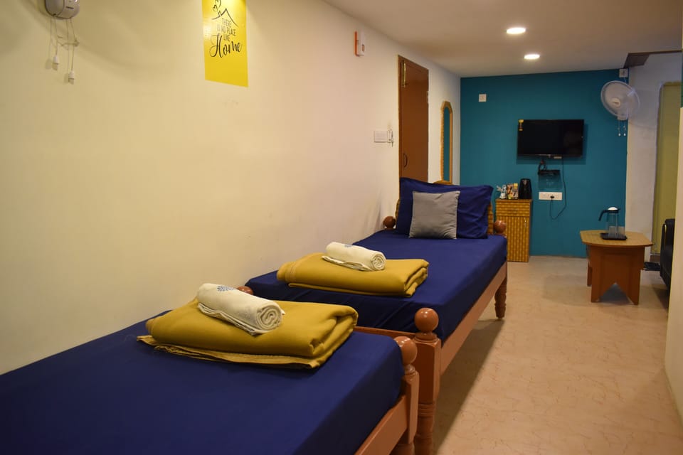 Economy Twin Room | In-room safe, soundproofing, iron/ironing board, WiFi (free)