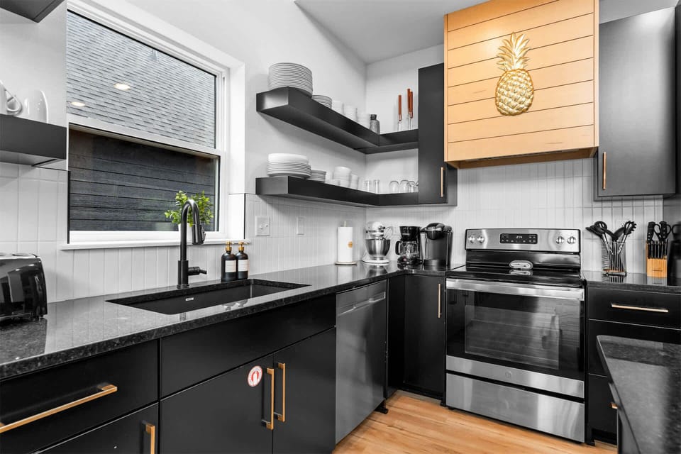 House, Multiple Beds, Hot Tub, Partial Lake View (Pineapple Pointe) | Private kitchen | Fridge, microwave, oven, stovetop