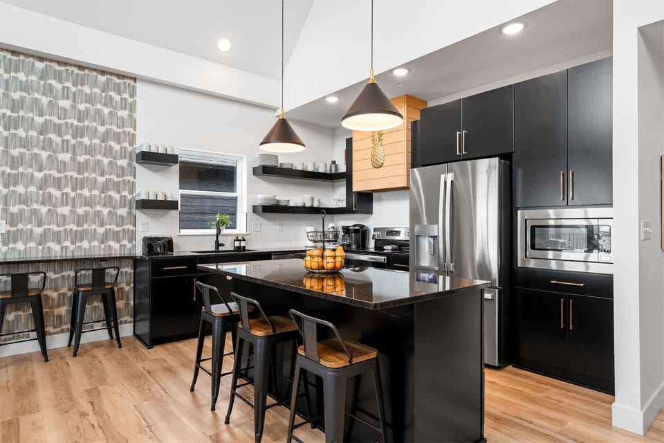 House, Multiple Beds, Hot Tub, Partial Lake View (Pineapple Pointe) | Private kitchen | Fridge, microwave, oven, stovetop