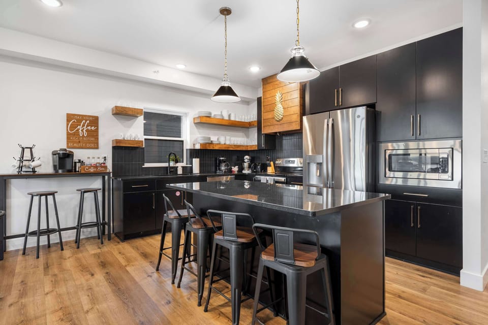 House, Multiple Beds, Hot Tub, Partial Lake View (Pineapple Shores) | Private kitchen | Fridge, microwave, oven, stovetop
