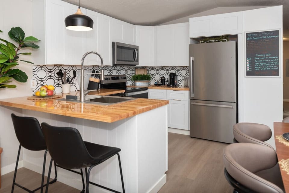 Exclusive Mobile Home, 3 Bedrooms, Non Smoking, Pets Allowed | Private kitchen