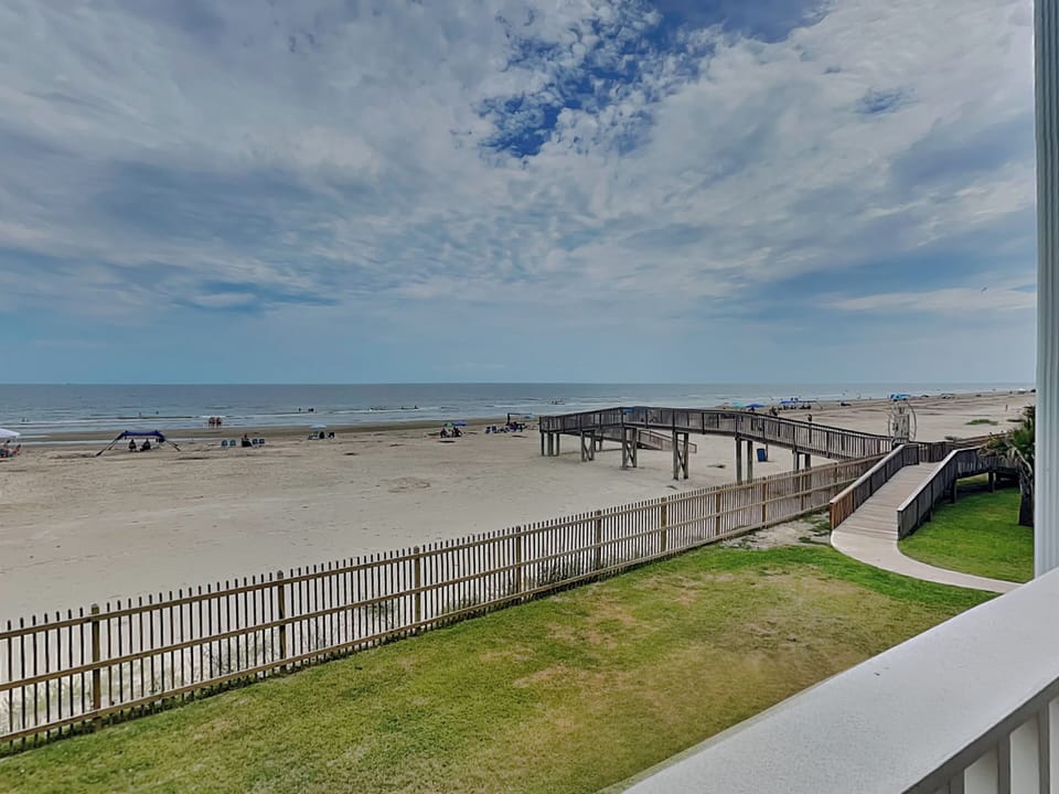 Condo (2 Bedrooms) | Property amenity