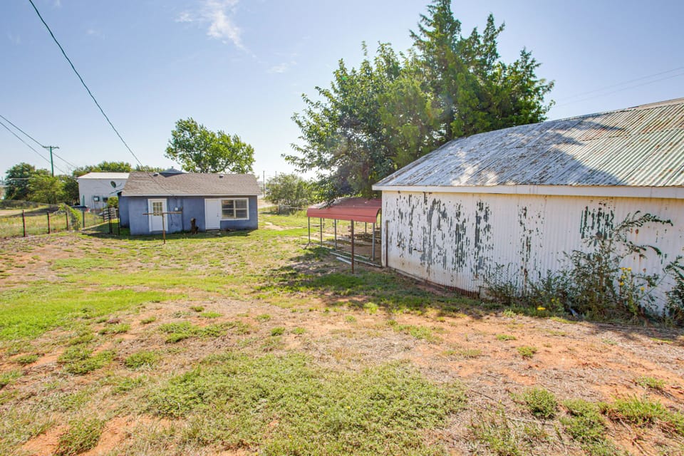 Fenced Backyard | Self Check-In | 2 Mi to Downtown