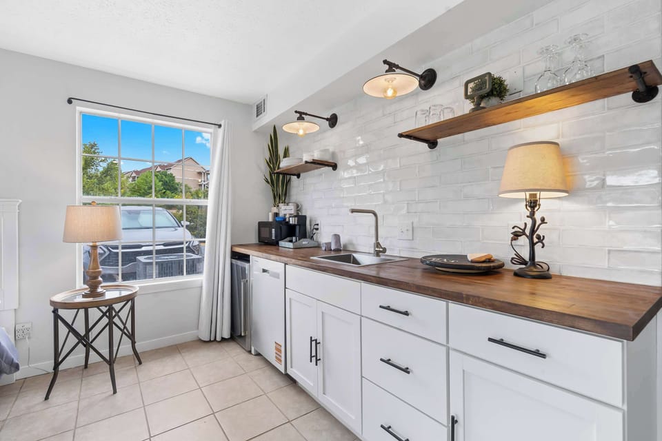 Studio, 1 King Bed, Patio, Garden View (The Chic Retreat) | Private kitchen | Mini-fridge, microwave, dishwasher, coffee/tea maker