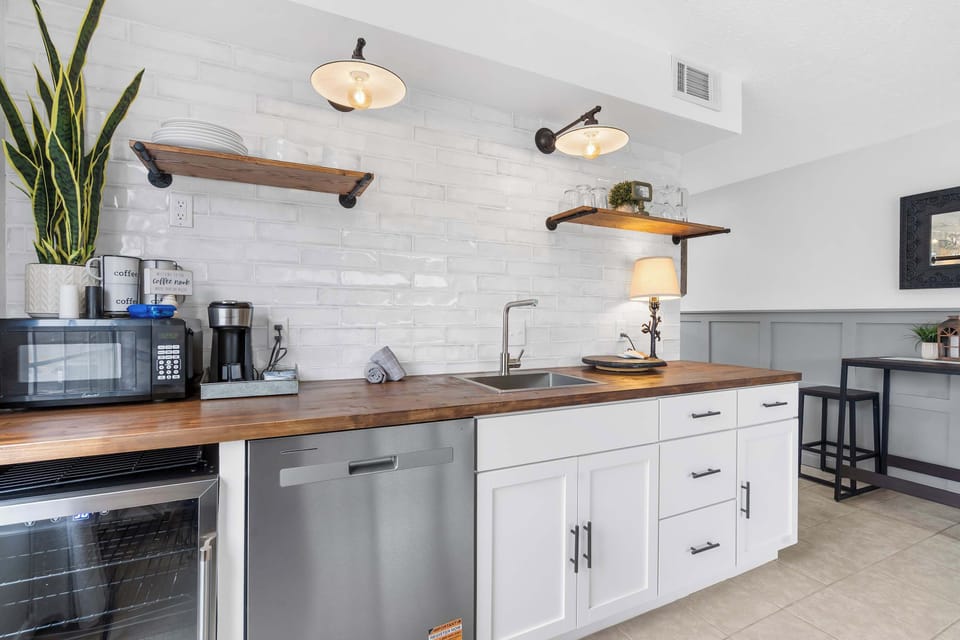 Studio, 1 King Bed, Patio, Garden View (The Chic Retreat) | Private kitchen | Mini-fridge, microwave, dishwasher, coffee/tea maker