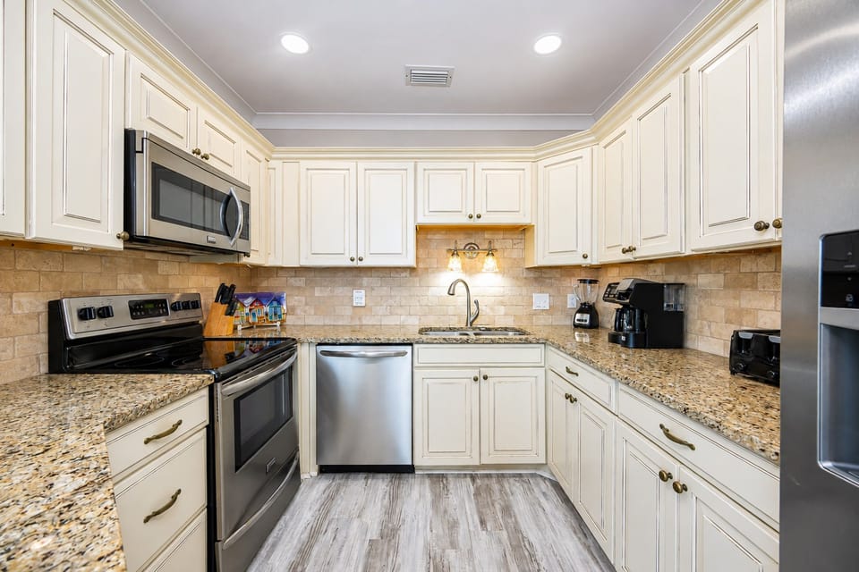 Condo, 1 Bedroom | Private kitchen | Coffee/tea maker, fridge, oven