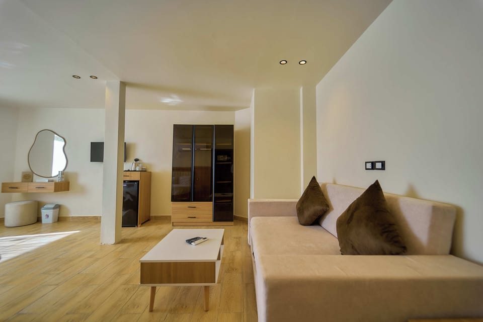 Deluxe Suite with Jacuzzi with Panoramic Pyramids View | Living area | 39-inch TV with satellite channels, fireplace, Netflix