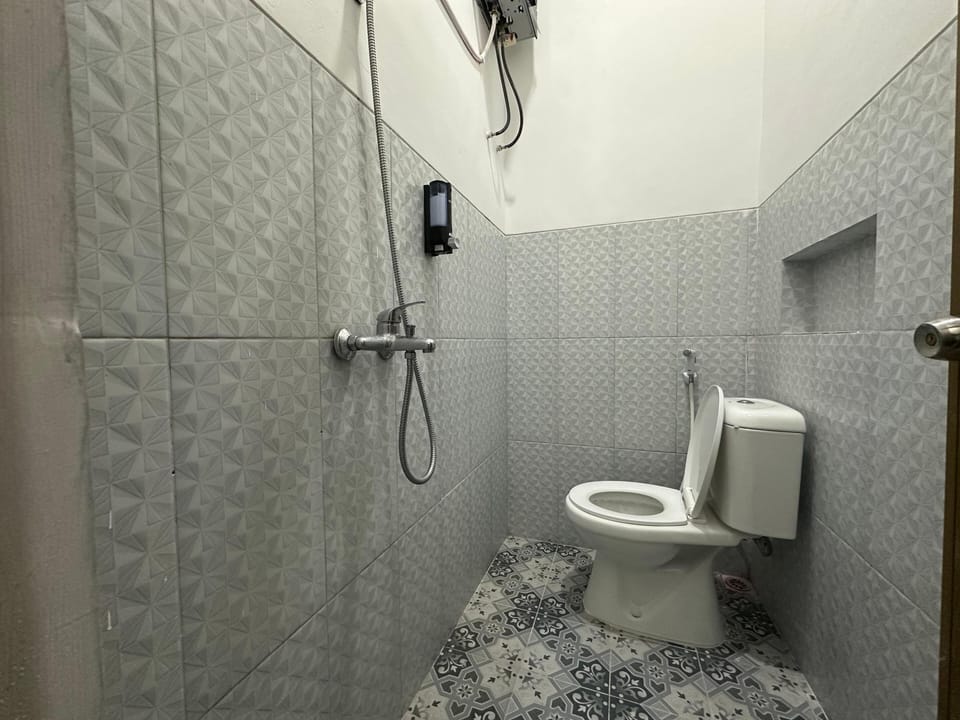 Basic Shared Dormitory | Bathroom | Shower, rainfall showerhead, bidet, towels