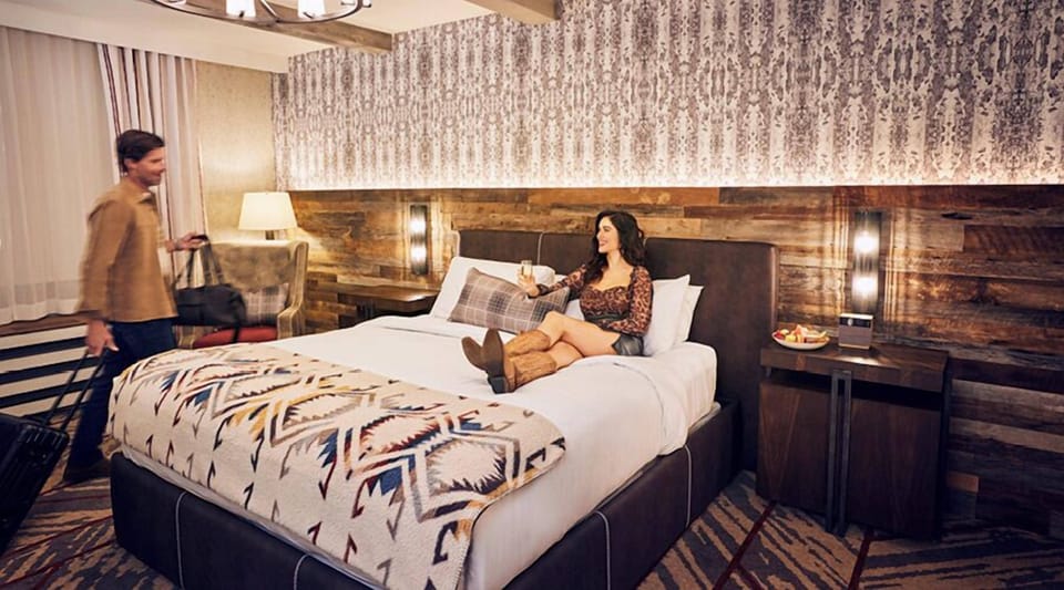 Lodge King | Premium bedding, pillowtop beds, minibar, in-room safe