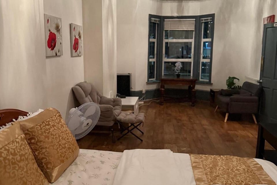 5 bedrooms, WiFi (free), bed sheets