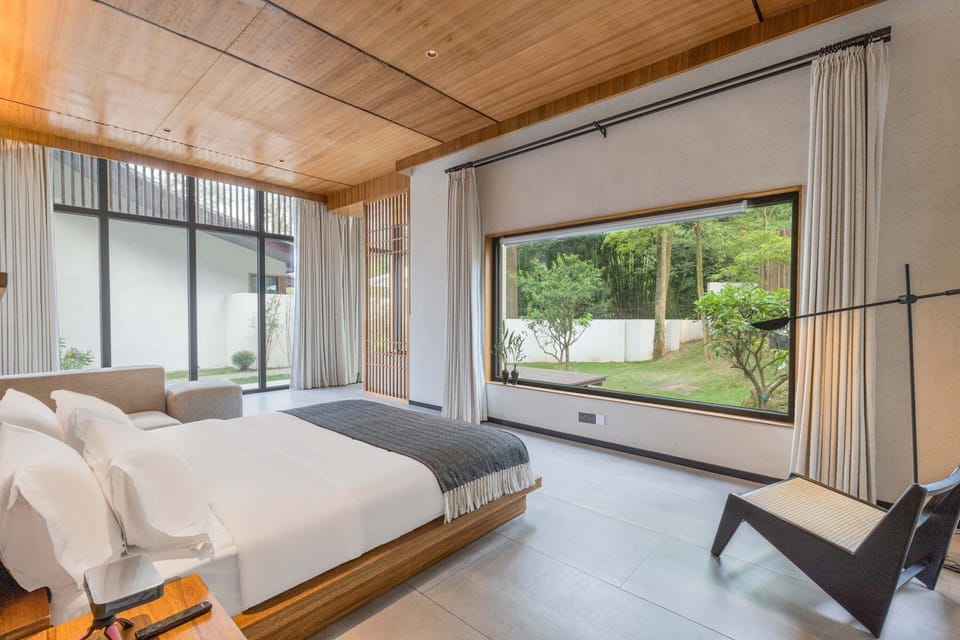 Signature Suite, Hill View | Desk, laptop workspace, blackout drapes, soundproofing