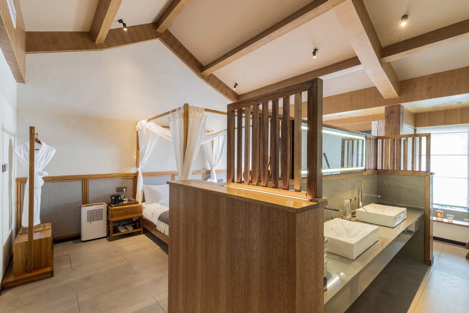 Luxury Cabin, Garden View | Desk, laptop workspace, blackout drapes, soundproofing