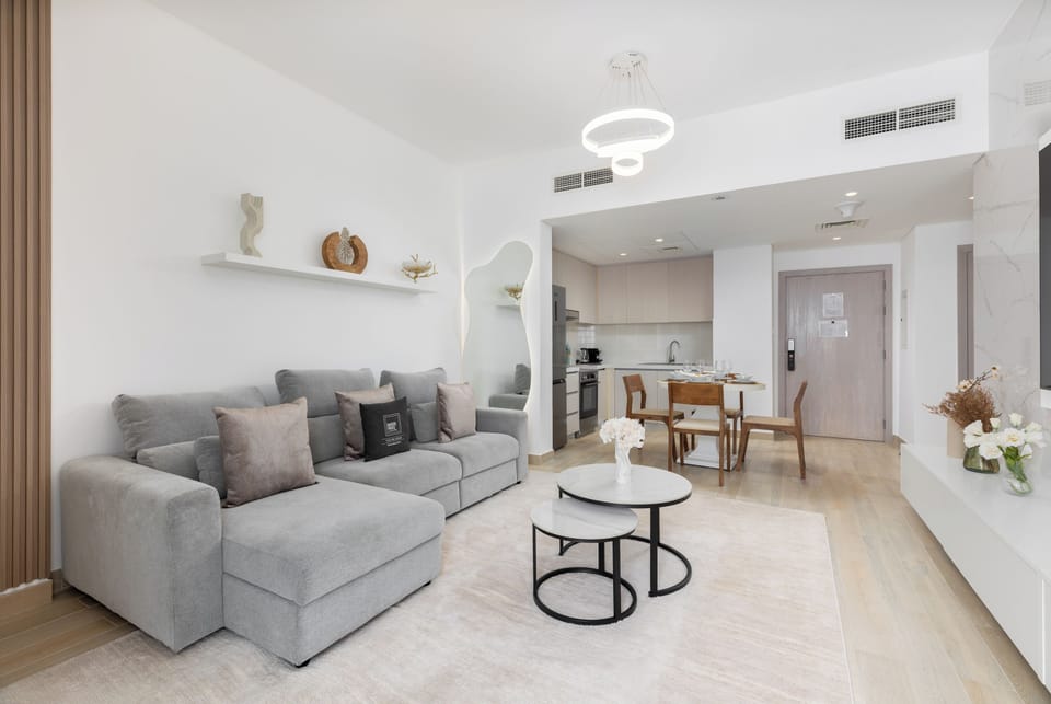 Deluxe Apartment, Non Smoking, Canal View | Living area