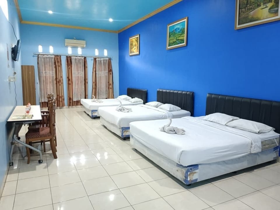 Business Studio Suite, 3 Bedrooms, Balcony, Garden View | Desk, free WiFi
