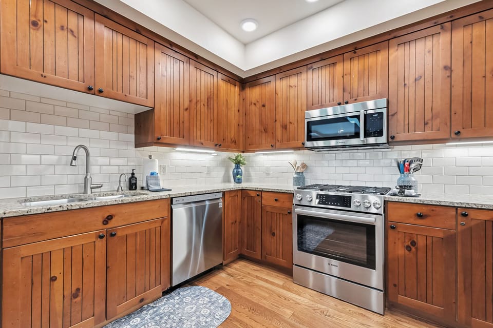 Kitchen: Drip coffee maker, Keurig, blender, toaster, cooking utensils, tableware