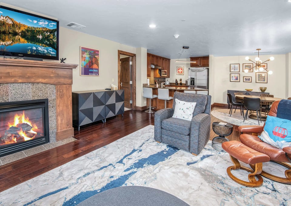 Living room: Gas fireplace, Smart TV with cable