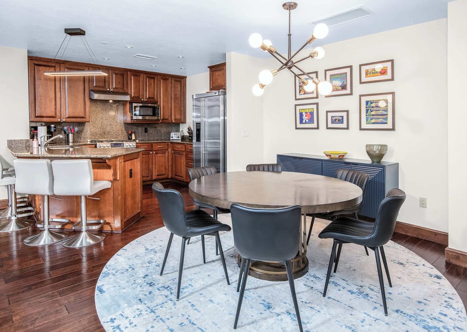 Dining area: Table seating for 10