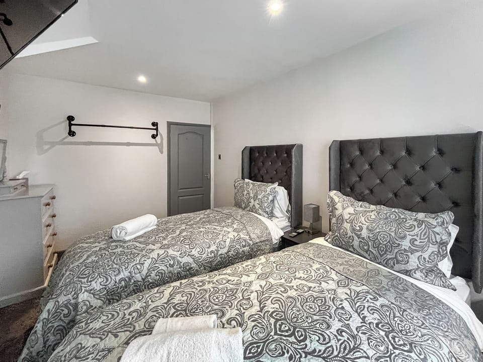 Twin bedroom | The Lodge at Winchelsea, Winchelsea