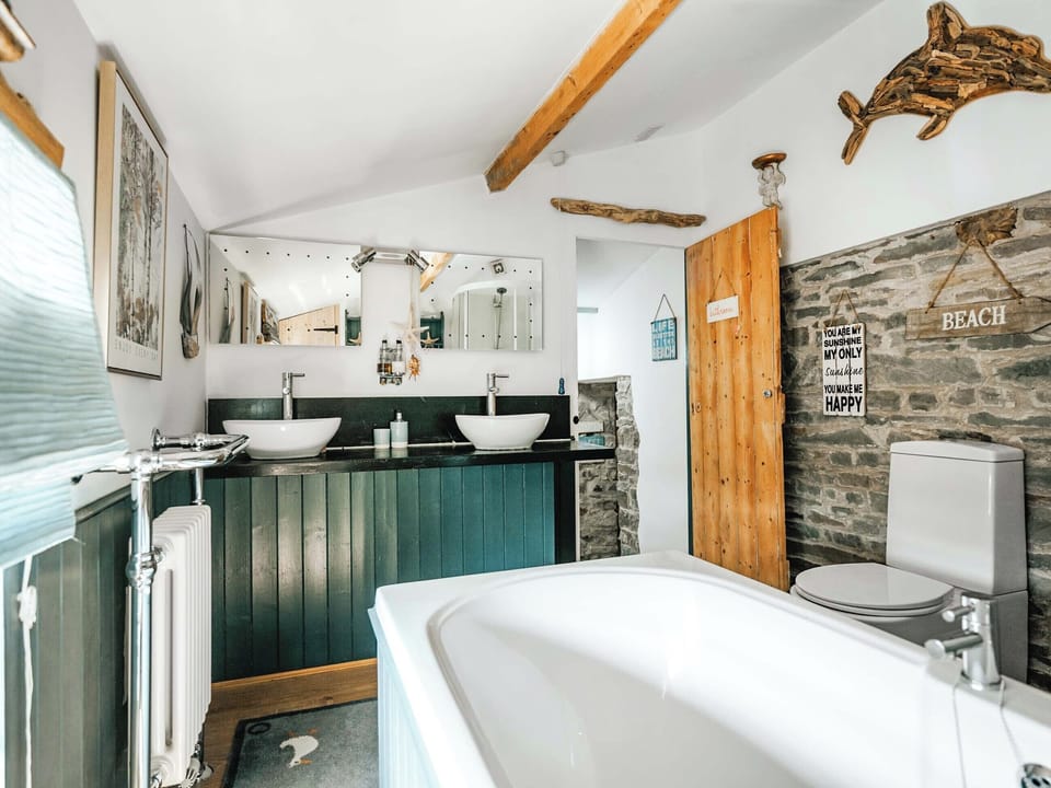 Bathroom | Ty Fferm Bargoed, Aberaeron