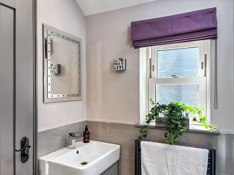 Bathroom | Jasmine Cottage, Grassington