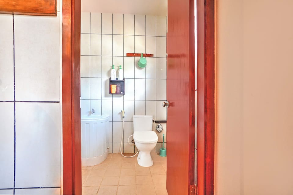 Standard Suite | Bathroom | Shower, towels