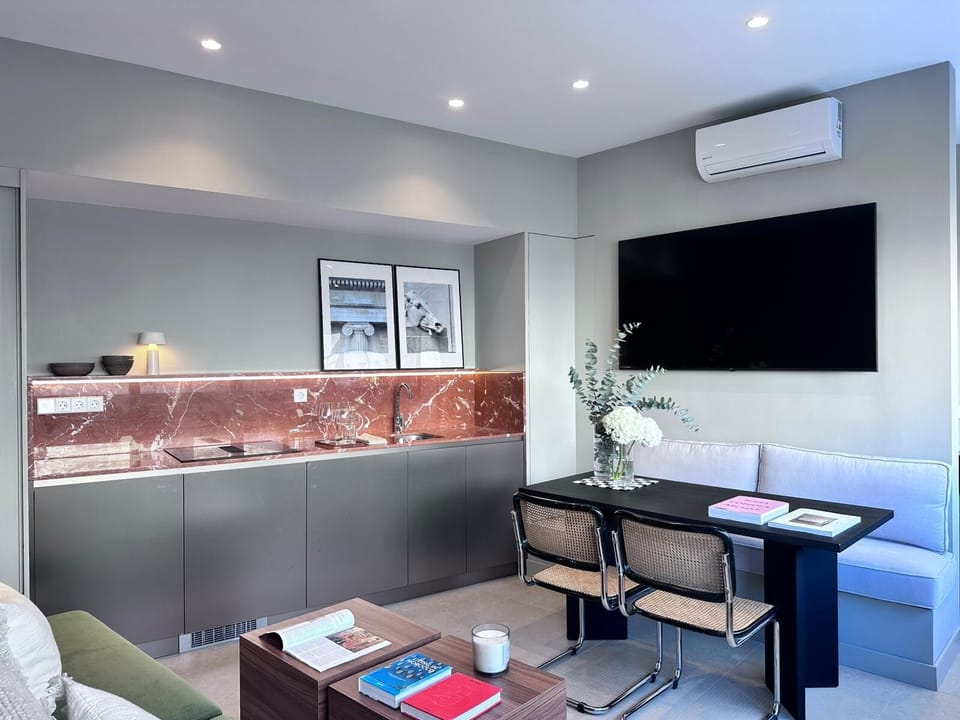 Comfort Apartment, 2 Bedrooms, City View | Private kitchen | Microwave, stovetop, dishwasher, cookware/dishes/utensils