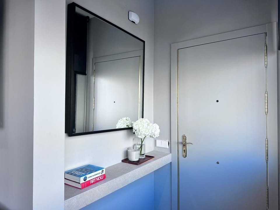 Comfort Apartment, 2 Bedrooms, City View | Living area