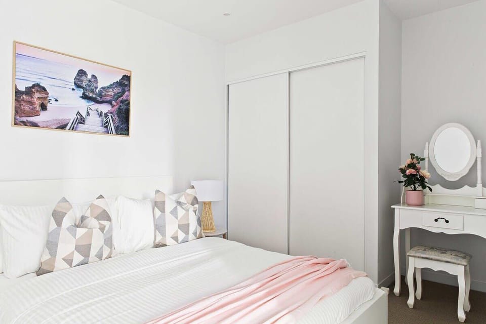 Modern 2BR Apt Next to Victoria Market, City Views Apartment in Melbourne