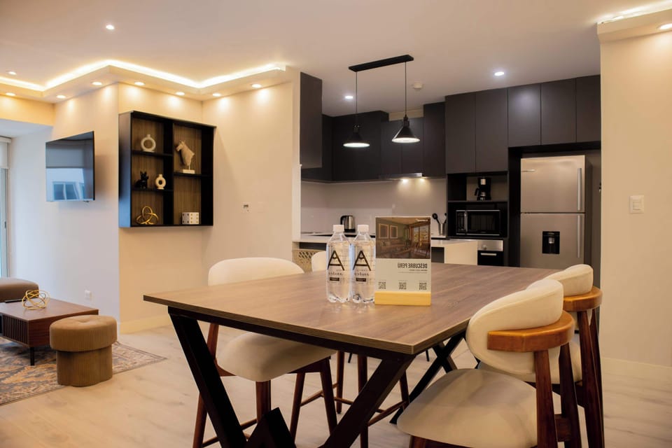 Open-plan kitchen and dining area, functional and aesthetically pleasing.