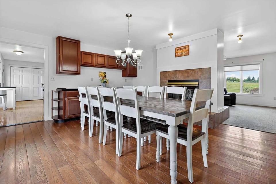 The dining room has seating for 10