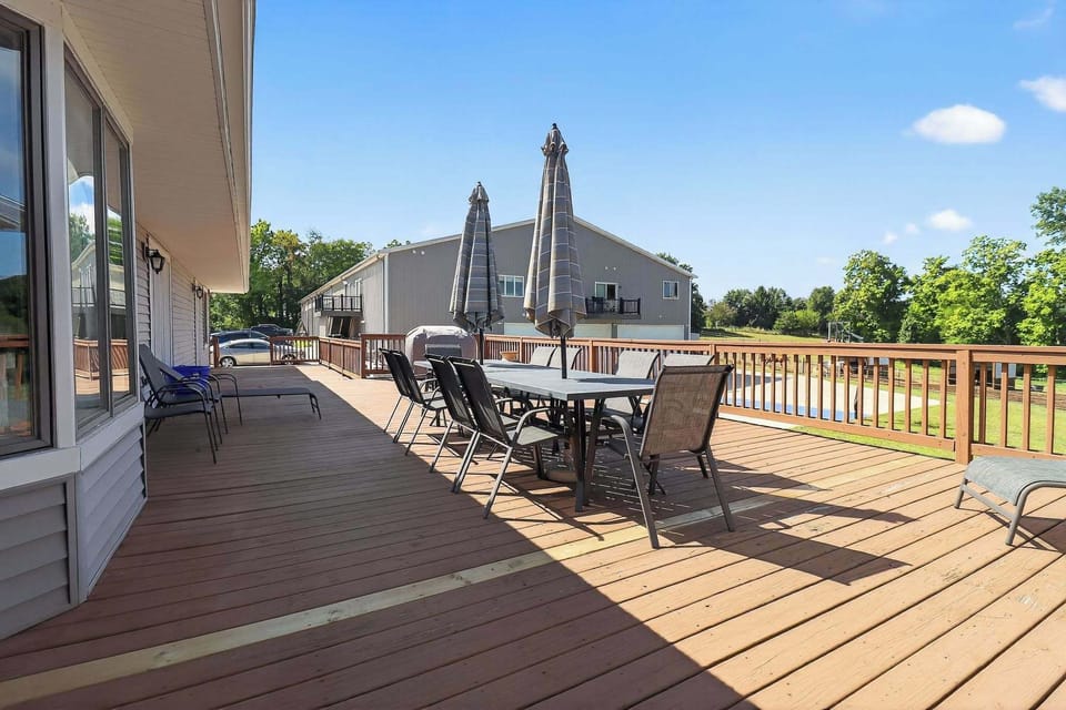Beautiful, large deck overlooking the horses 