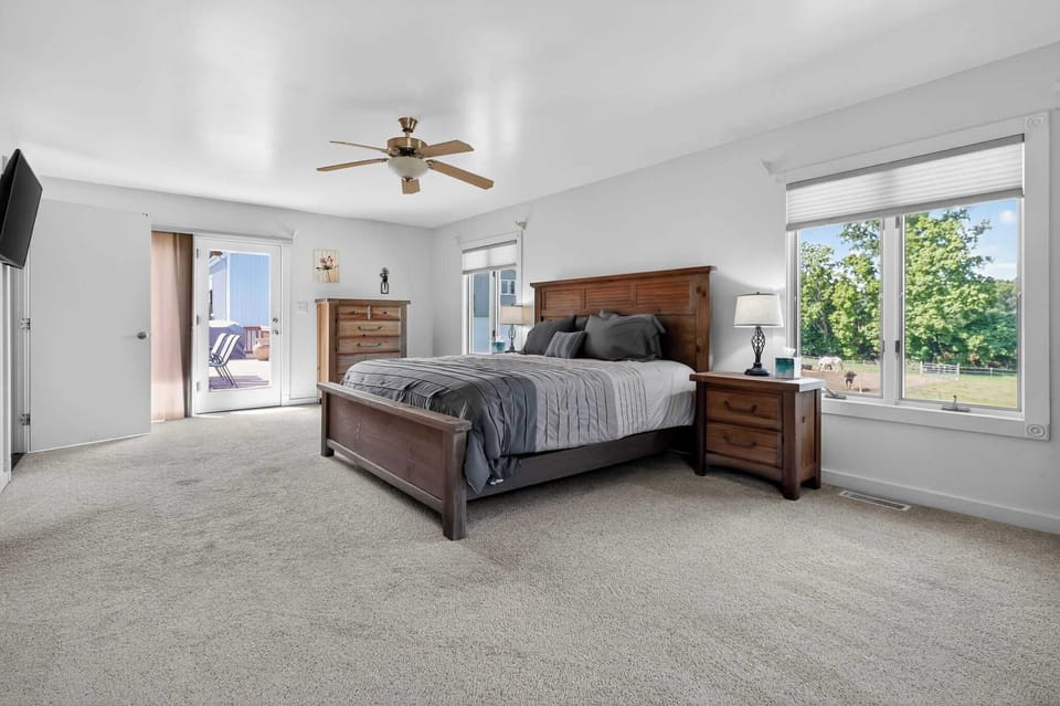 Beautiful and spacious main bedroom with an ensuite and walkout to the back porch