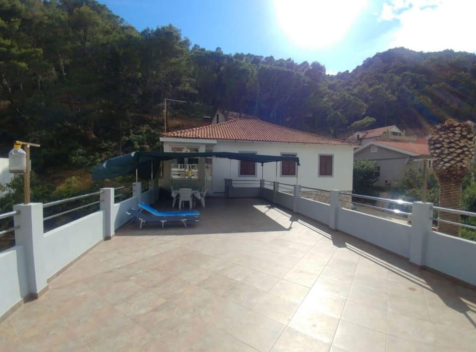 House (Four Bedroom Holiday Home With Terrac) | Terrace/patio