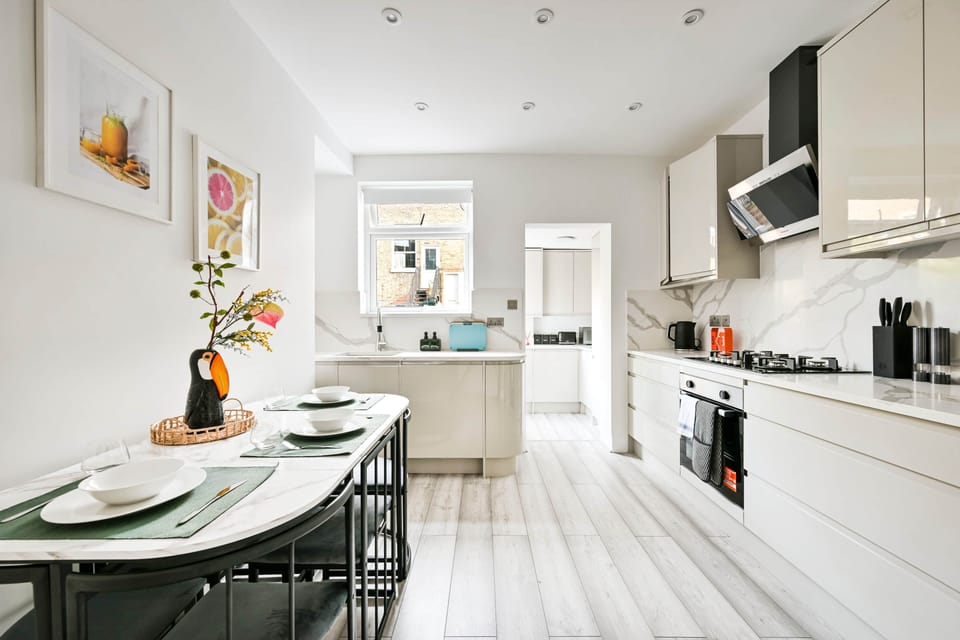 Kitchen & Dining