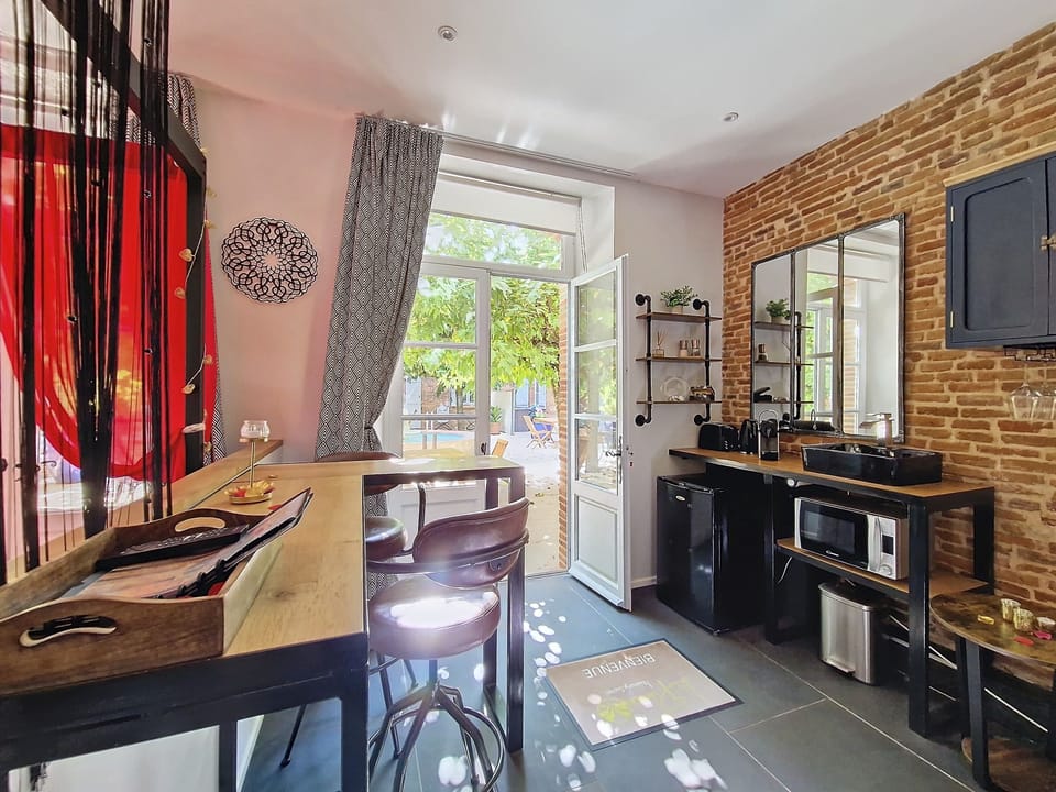 Romantic Suite, Air conditioning, Garden View | Private kitchen | Mini-fridge, microwave, espresso maker, coffee/tea maker