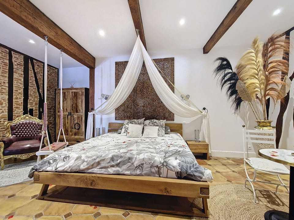Deluxe Suite, 1 King Bed, Air conditioning, Garden View | Interior