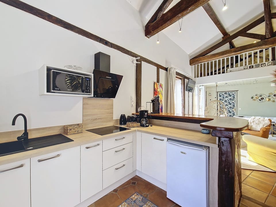 Deluxe Loft, 1 Bedroom, Kitchenette, Garden View | Private kitchen | Mini-fridge, microwave, espresso maker, coffee/tea maker