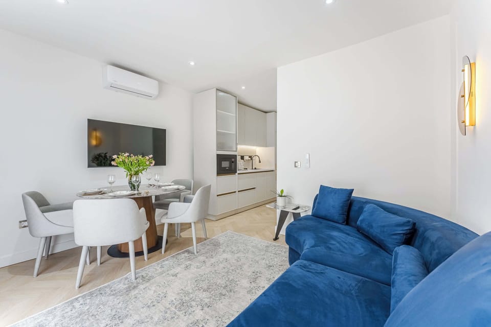 Elegant open-plan Living Room with Modern Velvet Sofa, Soft Lighting & Smart TV – ideal for Stylish Evenings in Playa San Juan