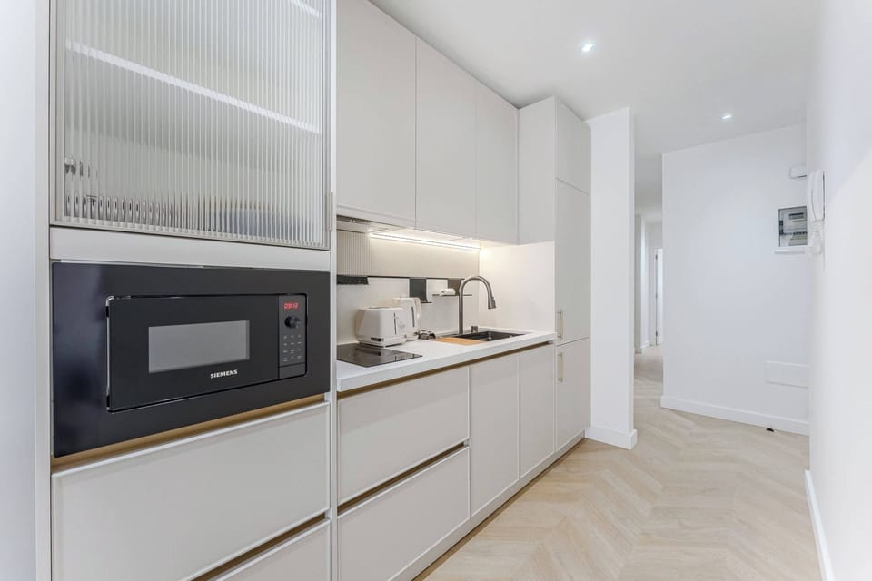 Sleek Minimalist Kitchen with Integrated Siemens Appliances – Fully Equipped for Modern Stays