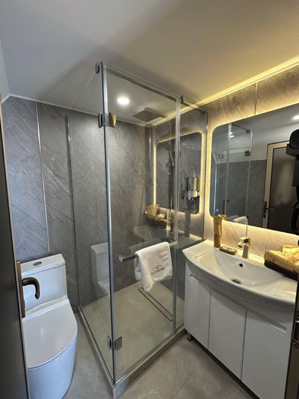 Bathrobes, slippers, heated floors
