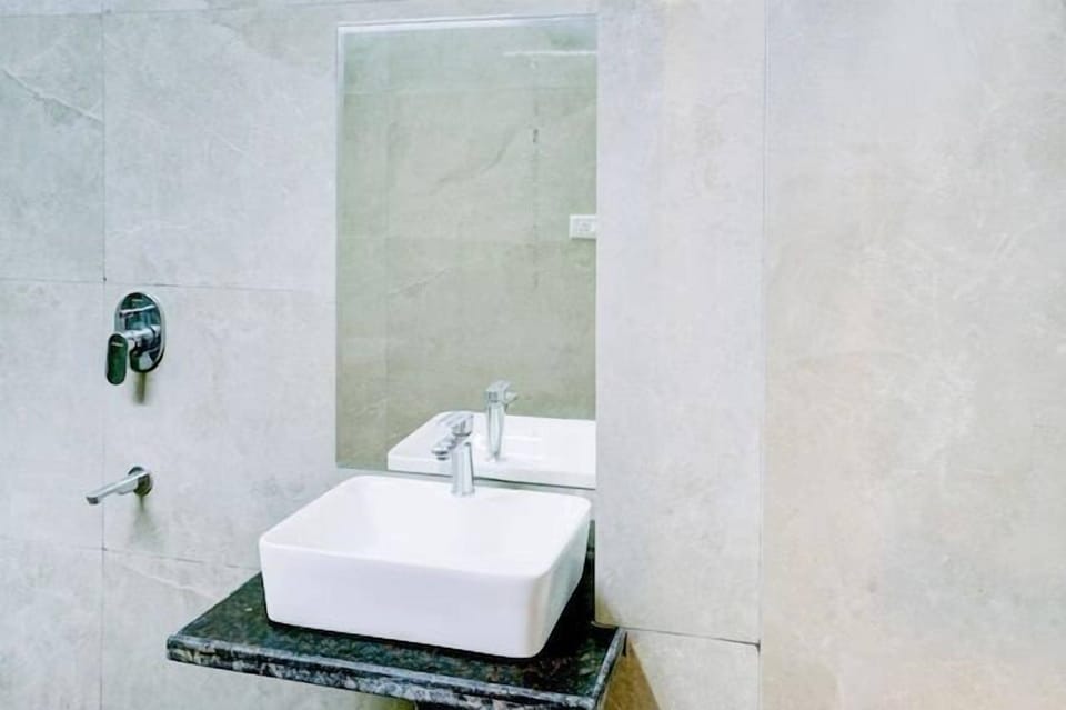 Standard Double Room, City View | Bathroom | Free toiletries, towels, soap, shampoo